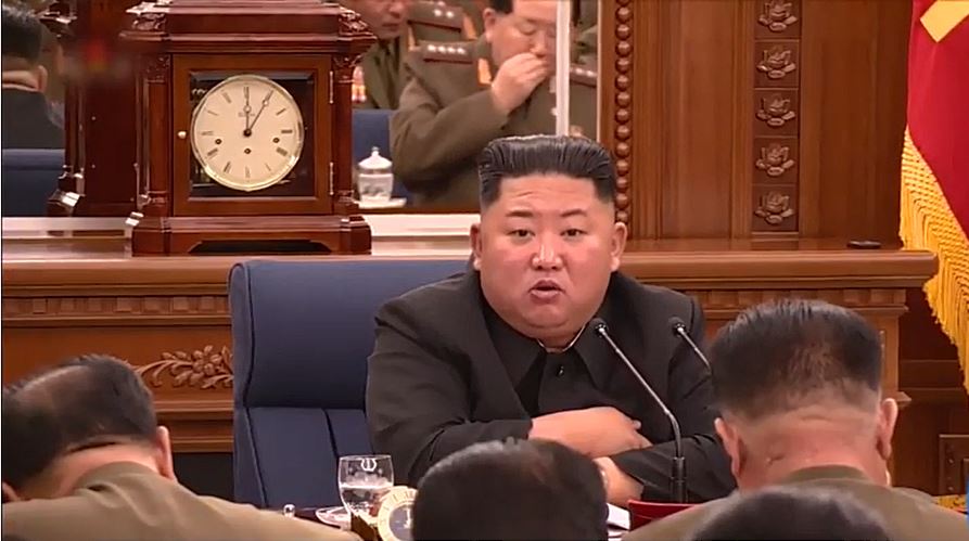 북한 김정은 국무위원장이 당 중앙군사위원회 확대회의를 주재하는 모습.(KBS 캡처)