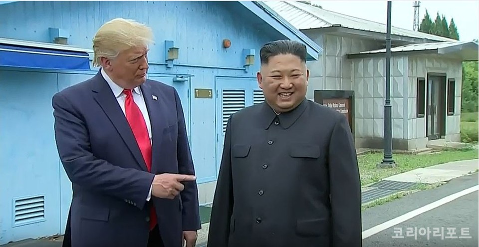 지난해 6월 30일 도널드 트럼프 미국 대통령과 김정은 북한 국무위원장이 판문점에서 회동을 하는 모습.(Bloomberg TicToc 캡처)