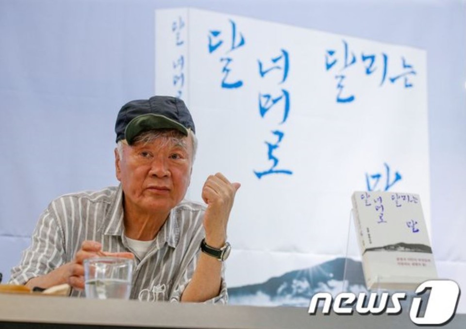 김훈 작가가 16일 오후 서울 마포구 디어라이프에서 열린 신작 장편소설 '달 너머로 달리는 말' 출간 간담회에서 취재진 질의를 듣고 있다.