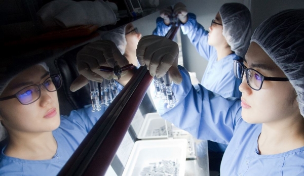 SK바이오사이언스 연구원들이 백신을 검수하고 있다. (사진=SK바이오사이언스)
