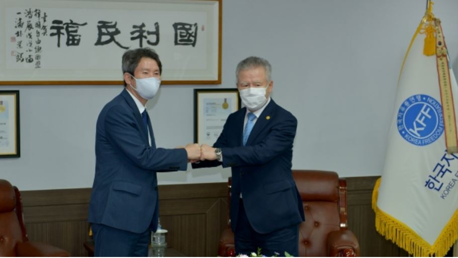 이인영 통일부 장관(왼쪽)이 27일 오후 서울 중구 한국자유총연맹을 방문, 박종환 총재를 만났다.(한국자유총연먕 제공)