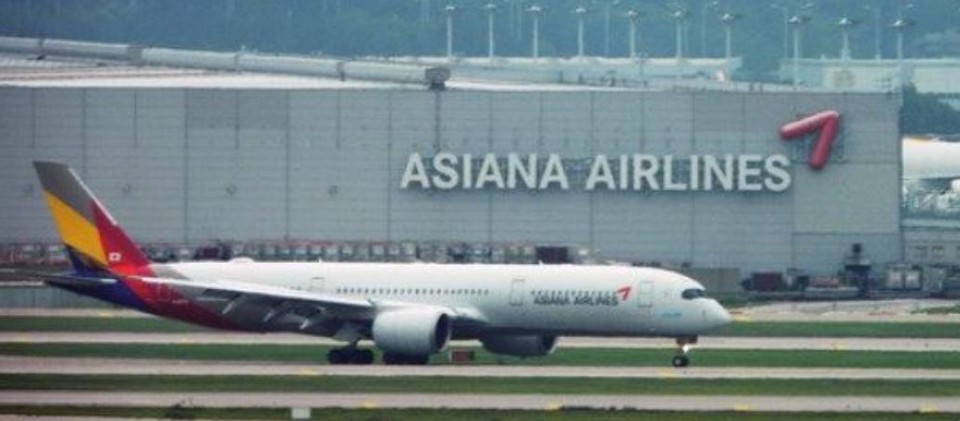 사진은 인천공항 제1터미널에 계류돼 있는 아시아나항공 여객기의 모습.