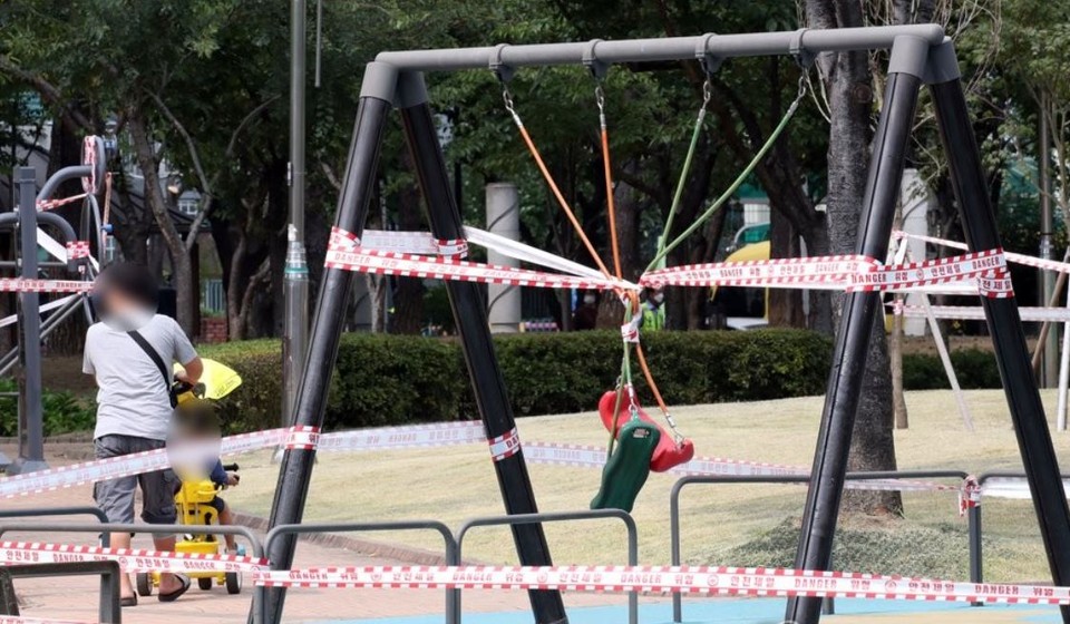 수도권 사회적 거리 두기 2.5단계 조치가 연장된 가운데 서울 한 공원 놀이터가 임시폐쇄돼 있는 모습.