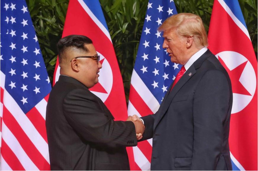 베트남 하노이에서 2019년 2월 열린 2차 북미정상회담에서 도널드 트럼프 미국 대통령과 김정은 북한 국무위원장이 악수하고 있다.(유튜브 캡처)