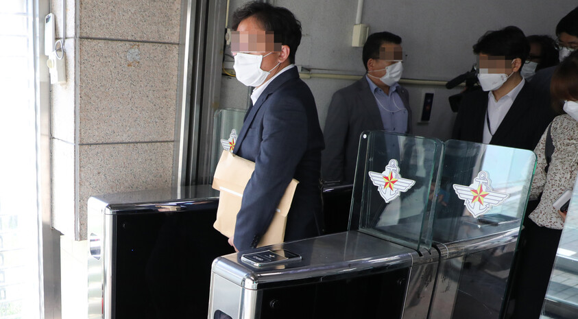 추미애 법무부 장관 아들 서모 씨의 특혜 휴가 의혹을 수사하고 있는 검찰 관계자들이 15일 오후 용산 국방부 민원실에서 나오고 있다.