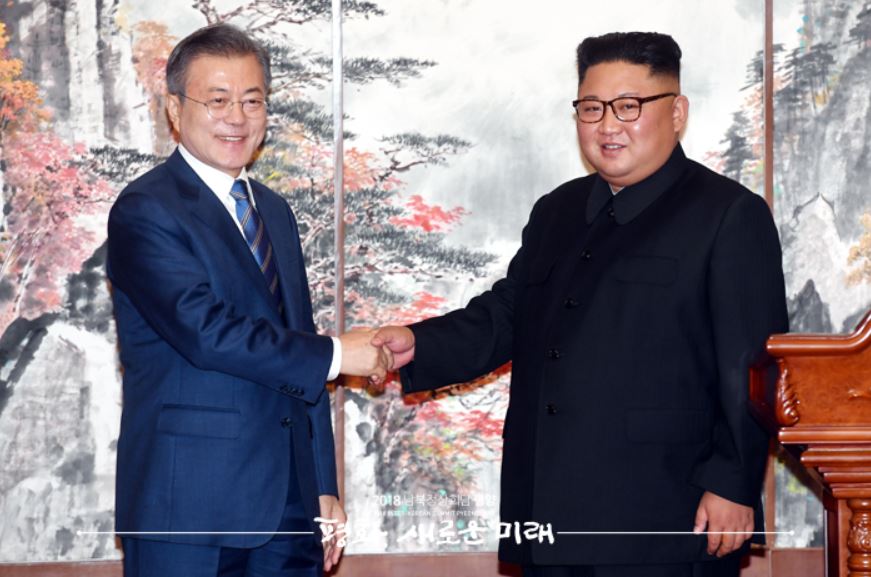 문재인 대통령과 김정은 북한 국무위원장이 2018년 9월19일 평양공동선언을 발표한 뒤 악수를 하고 있다.(청와대 제공)