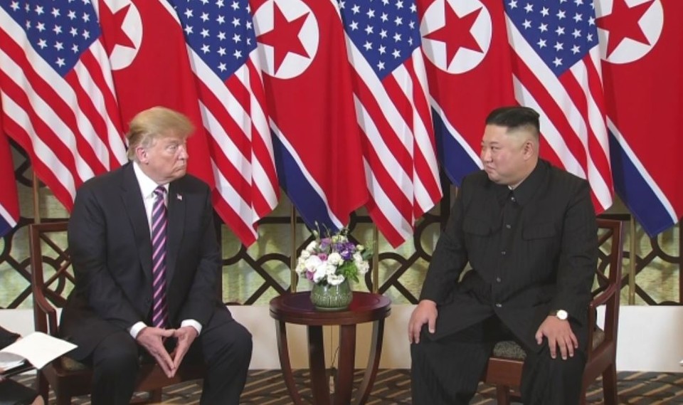 도널드 트럼프 미국 대통령과 김정은 북한 국무위원장이 2019년 2월 28일 오전(현지시간) 베트남 하노이 메트로폴 호텔에서 단독정상회담을 하고 있다.(CNN 캡처)