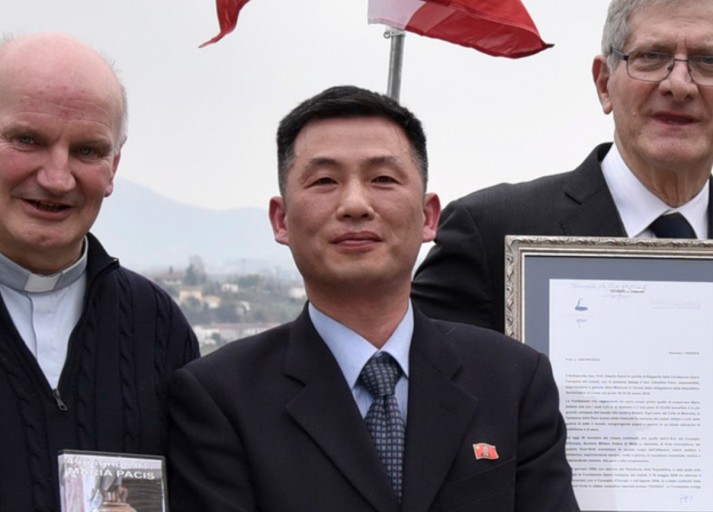 조성길(가운데) 당시 이탈리아주재 북한 대사대리가 2018년 3월 20일 이탈리아 산피에트로디펠레토에서 열린 문화 행사에 참석한 모습.