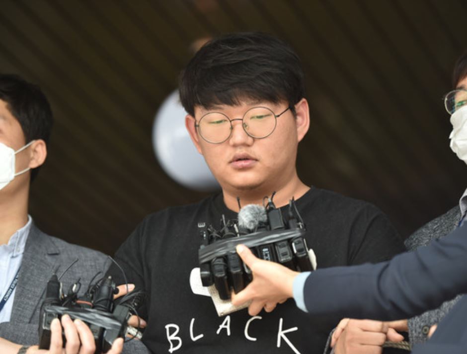 n번방 최초 개설자인 일명 '갓갓' 문형욱(24)이 5월 18일 오후 경북 안동경찰서에 마련된 포토라인에서 "피해자들에게 죄송합니다"고 말한 뒤 검찰에 송치되고 있다.