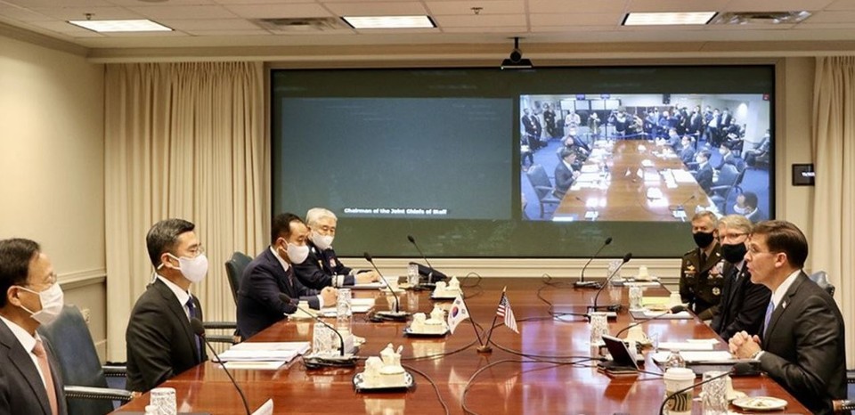 서욱 국방장관과 마크 에스퍼 미국 국방장관이 14일(현지시간) 미국 워싱턴DC 국방부 청사에서 '제52차 한미안보협의회의(SCM)'를 갖고 있다.(국방부 제공)