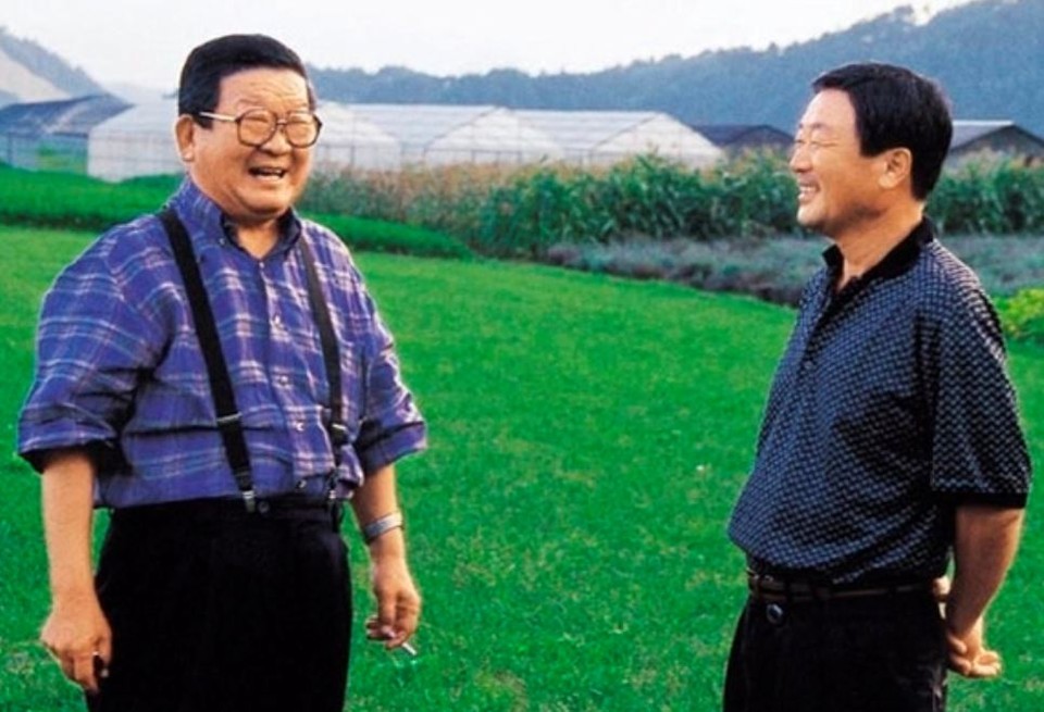 고 구자경 LG명예회장(왼쪽)이 1999년 8월 아들인 고 구본무 회장과 이야기를 나구고 있는 모습.(사진=LG그룹)