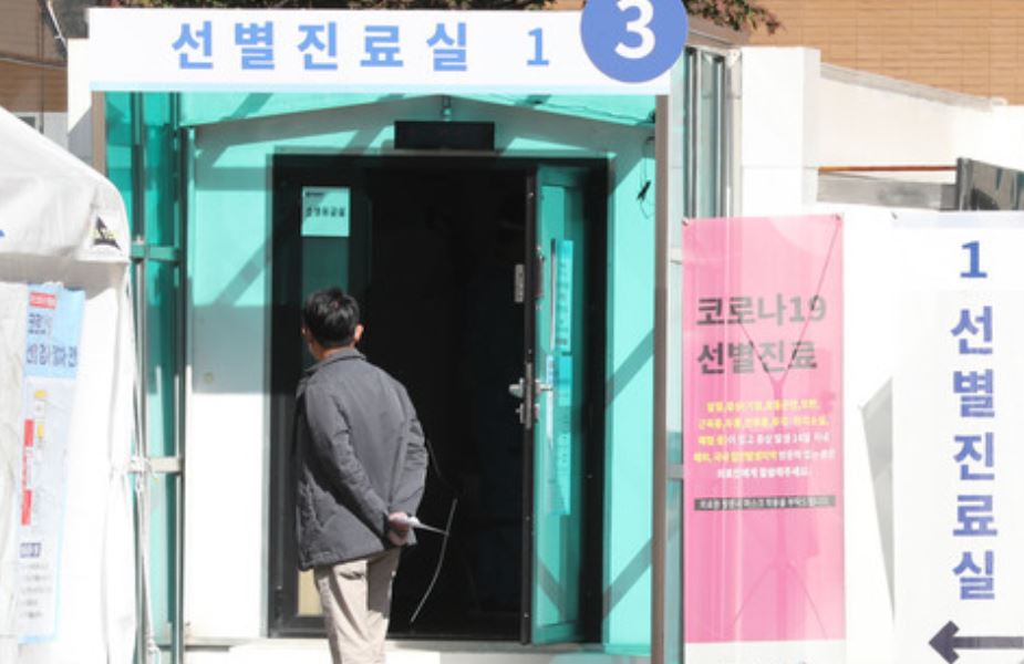 25일 오전 서울 중구 국립중앙의료원에 마련된 선별진료소에서 한 내원객이 코로나19 검사를 기다리고 있다.