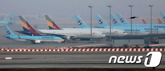 15일 인천국제공항터미널 활주로에 대한항공과 아시아나항공 비행기들이 계류돼 있다. 뉴스1