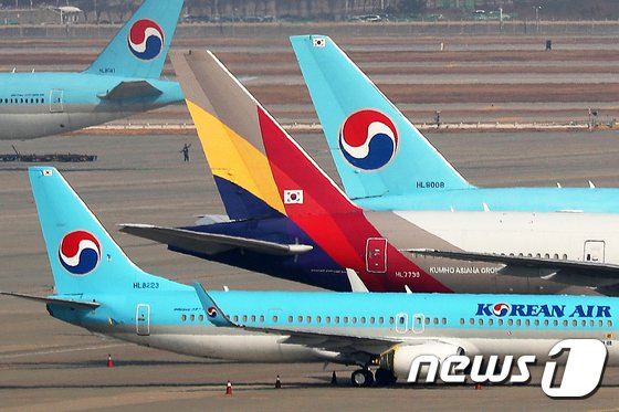 16일 인천국제공항 주기장에 대한항공과 아시아나항공 여객기가 이륙준비를 하고 있다. 뉴스1
