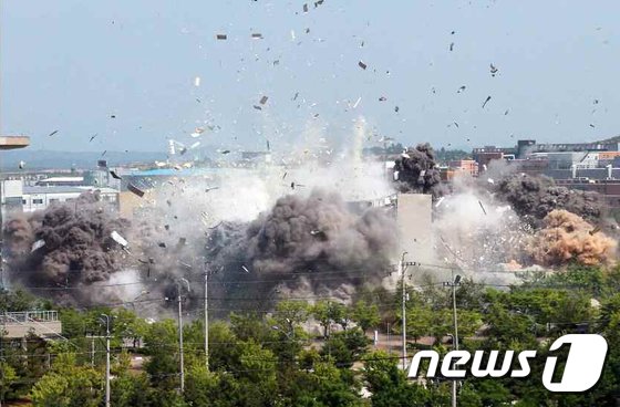 북한 노동당 기관지 노동신문은 17일 2면에 개성의 남북 공동연락사무소 폭파 현장을 공개했다. rodongphoto@news1.kr