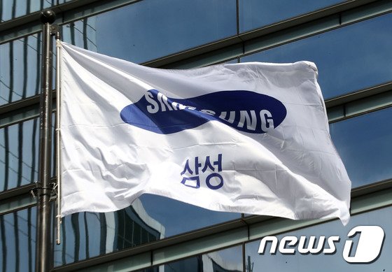 서울 서초구 삼성전자 서초사옥에 내걸린 깃발이 휘날리는 모습. 뉴스1