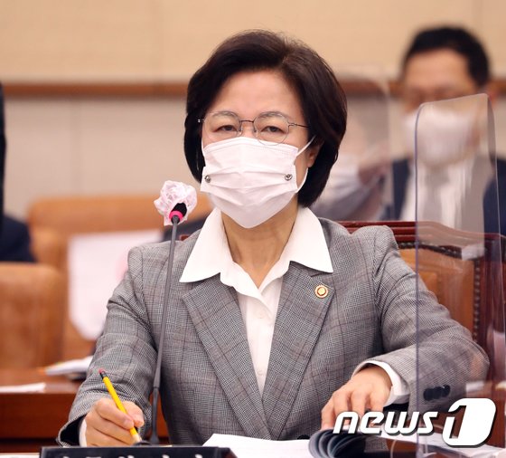 추미애 법무부장관이 18일 오전 서울 여의도 국회에서 열린 법제사법위원회 전체회의에서 생각에 잠겨 있다.
