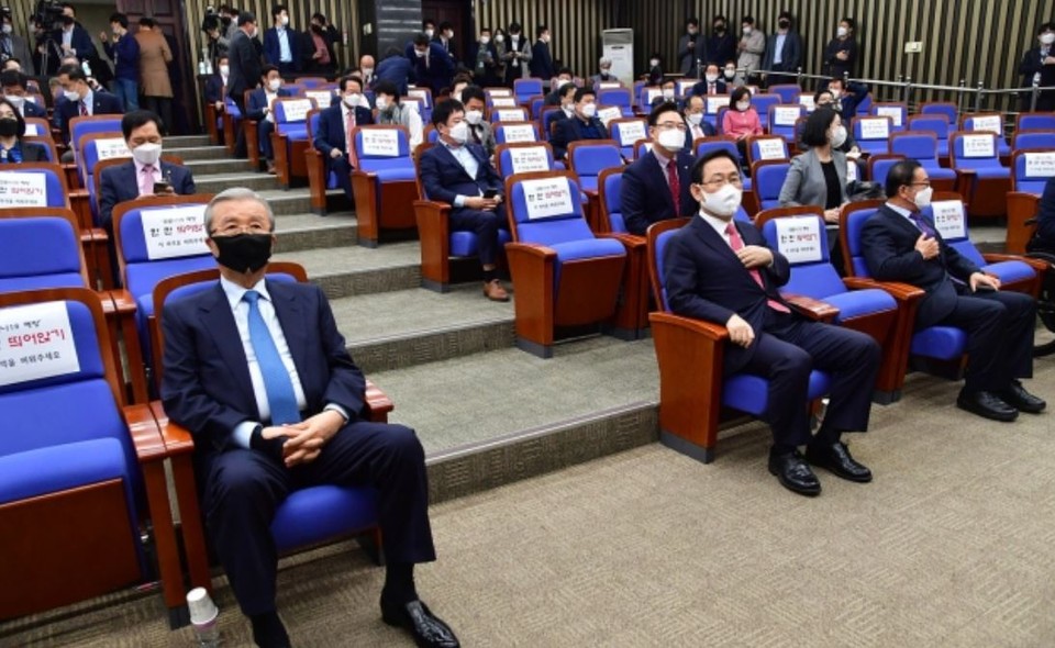 11월 6일 서울 여의도 국회에서 열린 의원총회. 김종인 비상대책위원장과 주호영 원내대표가 참석하고 있다.