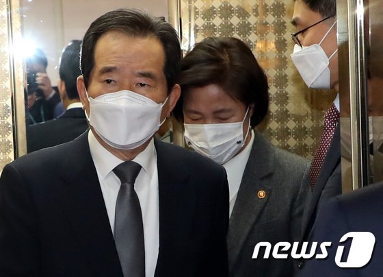 정세균 국무총리와 추미애 법무부 장관이 1일 서울 종로구 정부서울청사에서 열린 국무회의에 참석하고 있다. 뉴스1