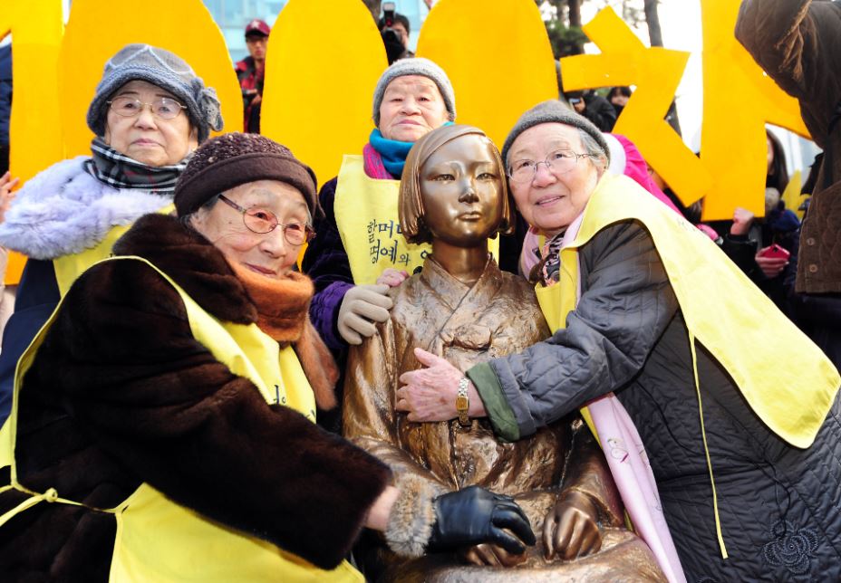 제1000차 일본군 '위안부'문제 해결을 위한 정기 수요시위가 열린 2011년 11월 14일 서울 중학동 주한일본대사관 앞에서 고 김복동(왼쪽), 길원옥(오른쪽) 할머니등이 위안부 소녀상을 배경으로 시위에 참여하고 있다. (사진=정의기억연대)