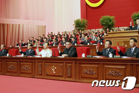 (평양 노동신문=뉴스1) = 북한 노동당 기관지 노동신문은 지난 10일 열린 제8차 당 대회 6일 차 회의에서 '당 중앙지도기관 선거'가 논의됐다고 전했다.