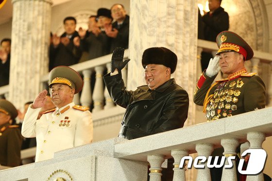 (평양 노동신문=뉴스1) = 김정은 북한 노동당 총비서가 지난 14일 제8차 당 대회 기념 열병식에 참석했다