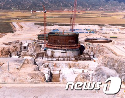 사진은 지난 1999년 12월 경수로 공급협정 체결 후 2002년 8월 첫 콘크리트 타설 및 원자로건물 외벽공사 등이 진행됐던 1호기 모습. (KEDO 홈페이지 캡쳐) 2021.2.1/뉴스1