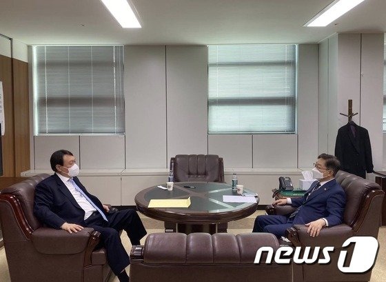 ​박범계 법무부 장관(오른쪽)과 윤석열 검찰총장이 5일 검찰인사를 논의하고 있다. (법무부 제공)© 뉴스1​