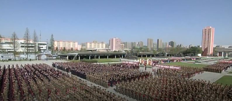 북한이 인민군 창건을 기념하는 건군절을 4월 25일에서 2월 8일로 바꾼 후 처음 실시한 2018년 열병식 모습.
