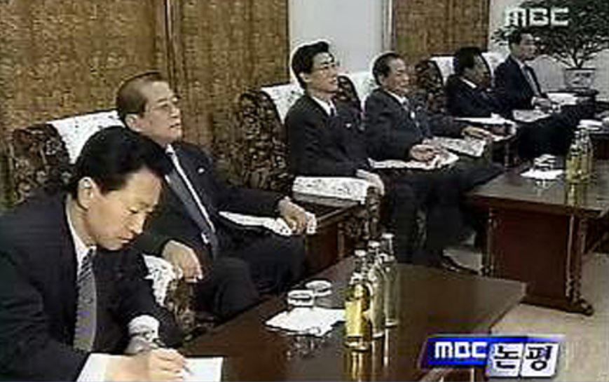 호남(왼쪽에서 두번째) 무역성 참사는 2007년 10월 2차 남북정상회담 이틀째에 열린 경제인(대기업 총수) 간담회에 북측 대표단의 일원으로 참석했다.(MBC 화면 캡처)