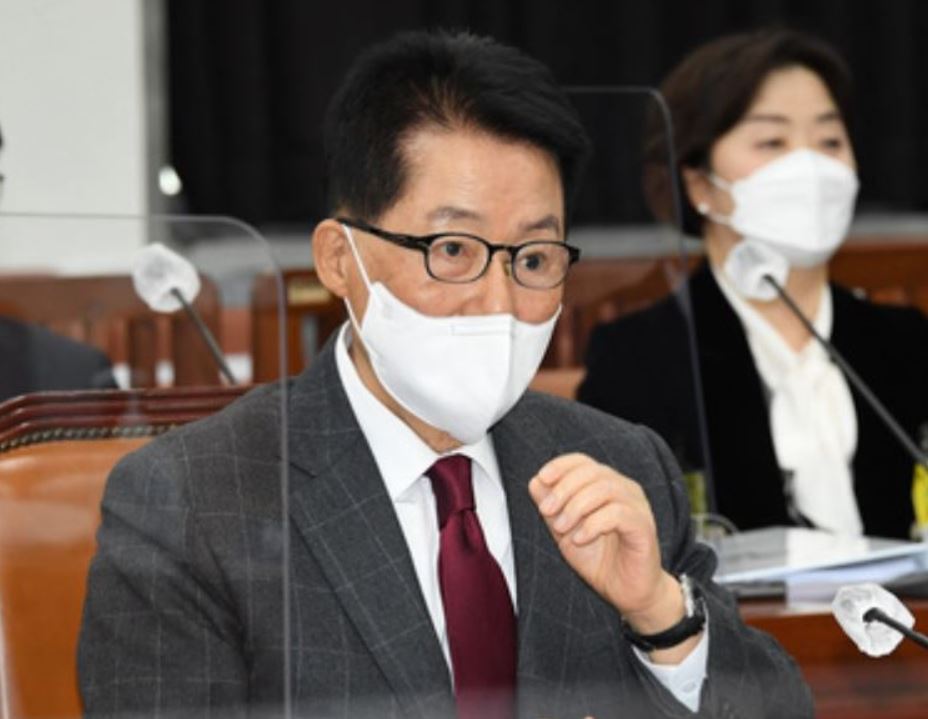 박지원 국가정보원장이 16일 오전 국회에서 열린 정보위원회 전체회의에 참석하고 있다.