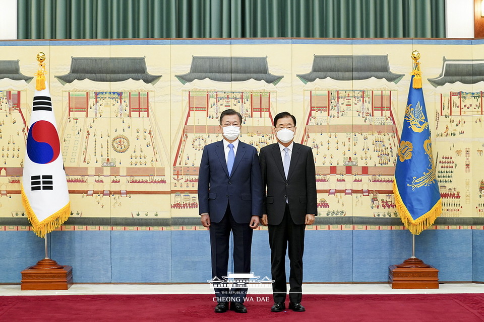 문재인 대통령이 15일 정의용 신임 외교부 장관에 임명장을 수여하고 기념사진을 촬영하고 있다.(사진=청와대)