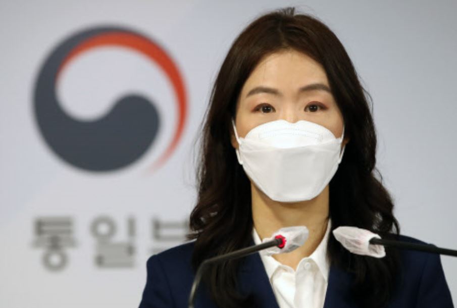 이종주 신임 통일부 대변인이 19일 오전 서울 종로구 정부서울청사에서 첫 정례브리핑을 하고 있다.
