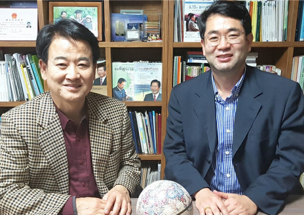 정동영 전 통일부장관(왼쪽), 최재덕 원광대 교수. (반도출판사 제공)