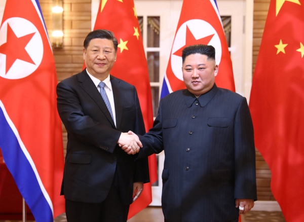 북한을 국빈 방문한 시진핑(왼쪽) 중국 국가주석이 지난해 6월 20일 평양 금수산 영빈관에서 김정은 북한 국무위원장과 정상 회담에 앞서 악수하고 있다.