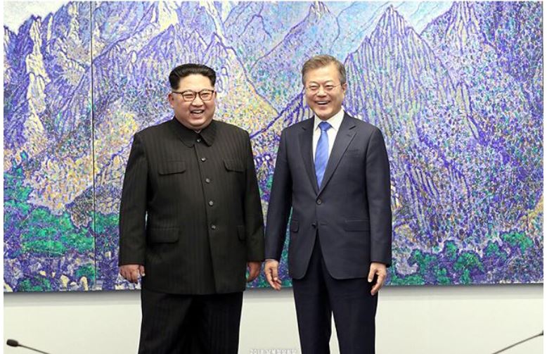 2018년 4월 27일 판문점 평화의집에서 열린 1차 남북정상회담에서 문재인 대통령과 김정은 노동당 총비서가 웃는 얼굴로 사진을 찍고 있다.(사진=청와대)