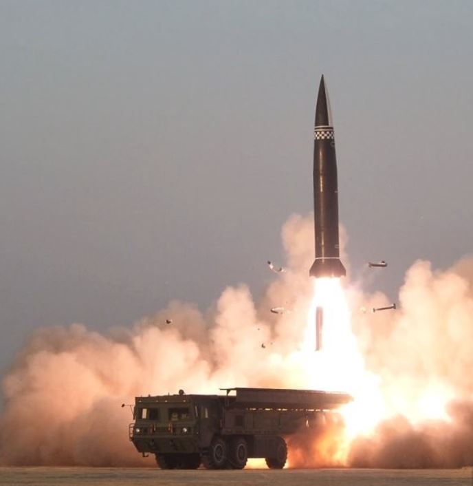 북한이 지난 25일 탄두 중량 2.5t, 사거리 600㎞의 신형 탄도미사일 2발을 시험 발사하는 데 성공했다고 26일 공식 발표했다.(YTN뉴스 캡처)