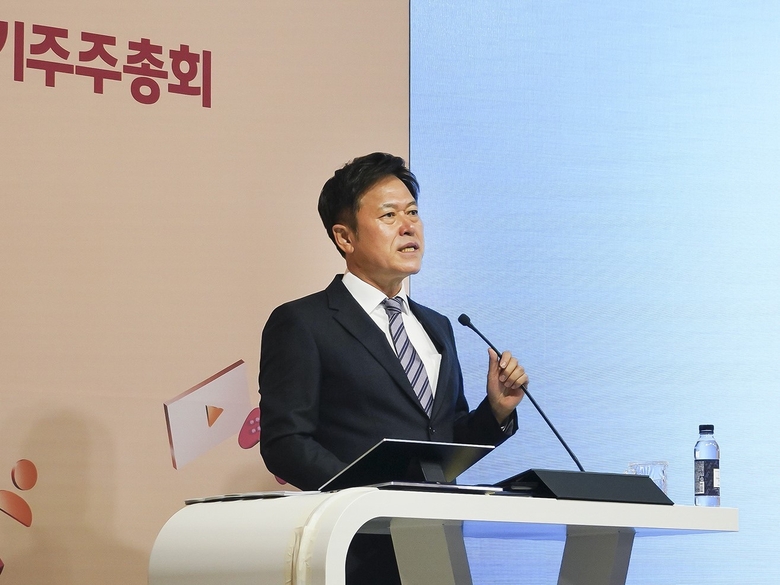 박정호 SKT 대표가 25일 주주총회에서 중간지수회사 전환을 위한 지배구조 개편을 올해 안에 실행하겠다고 밝혔다.(SKT 제공)