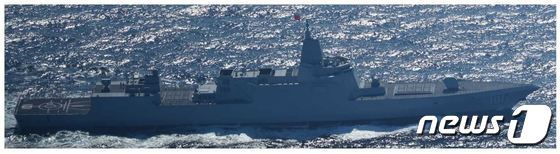 중국 해군의 055형(렌하이급) 구축함 '난창'이 지난 25일 오후 5시쯤 쓰시마섬 동북동 방향 해역에서 남서쪽으로 이동하던 게 일본 해상자위대에 포착됐다. (일본 통합막료감부) © 뉴스1