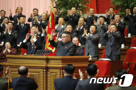 평양 노동신문=뉴스1) = 북한 노동당 제8차 대회가 12일 폐막했다고 당 기관지 노동신문이 13일 보도했다.