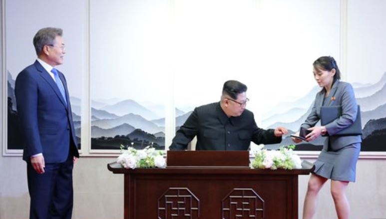 김정은 북한 국무위원장이 2018년 4월 27일 판문점 평화의집에서 문재인 대통령과의 남북정상회담에 앞서 방명록을 작성하고 있다.