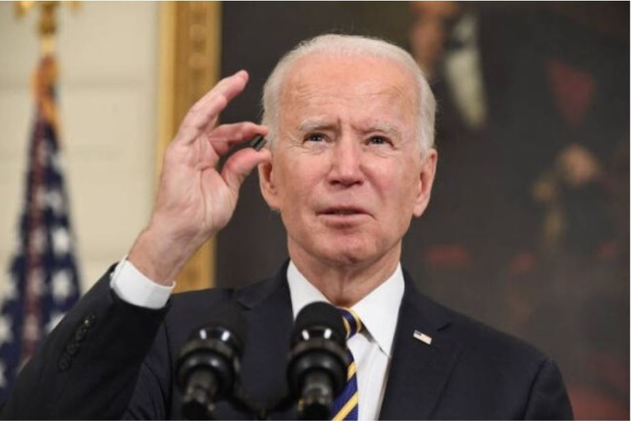 조 바이든 미국 대통령이 2월 24일(현지시간) 워싱턴 백악관에서 반도체· 희토류 ·배터리 등 핵심 품목의 공급망을 확보하는 내용의 행정명령에 서명을 하기 전에 반도체 칩을 들고 연설을 하고 있다.