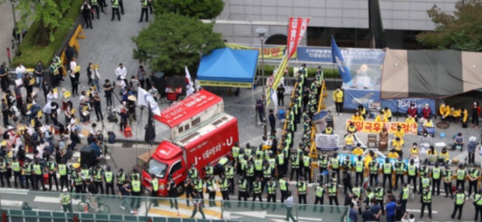 2020년 7월 1일 서울 종로 일본 대사관 앞 소녀상을 두고 보수·진보 단체가 '맞불집회'를 하는 모습.