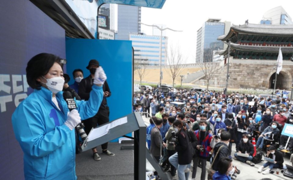 박영선 더불어민주당 서울시장 후보가 2일 서울 중구 남대문시장 앞에서 시민들에게 지지를 호소하고 있다.