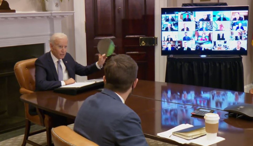 조 바이든 미국 대통령이 12일(현지시간) 백악관 루즈벨트룸에서 열린 반도체 업계 대표들과 화상 회의 후 기자간담회에서 실리콘 웨이퍼를 꺼내들고 얘기하고 있다.ⒸThe White House