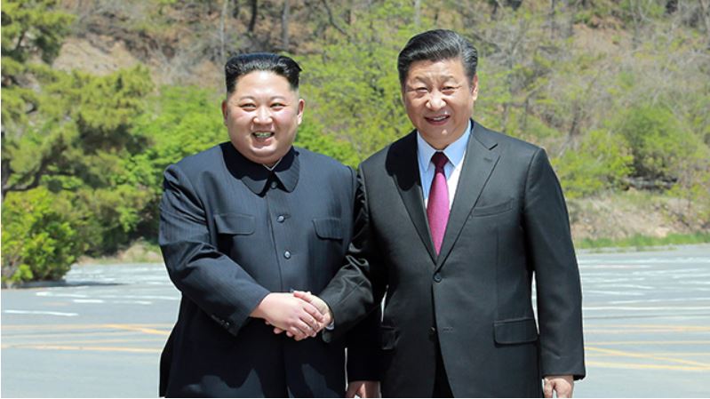 시진핑(오른쪽) 중국 국가주석이 2019년 6월 북한을 방문해 김정은 노동당 총비서와 평양 금수산영빈관에서 악수하는 모습.