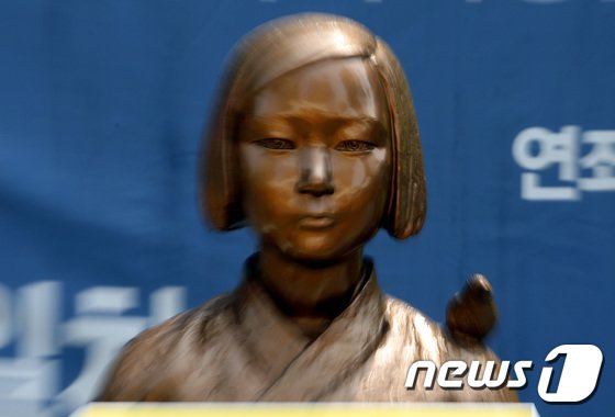일본군 위안부 피해자를 상징하는 '평화의 소녀상'
