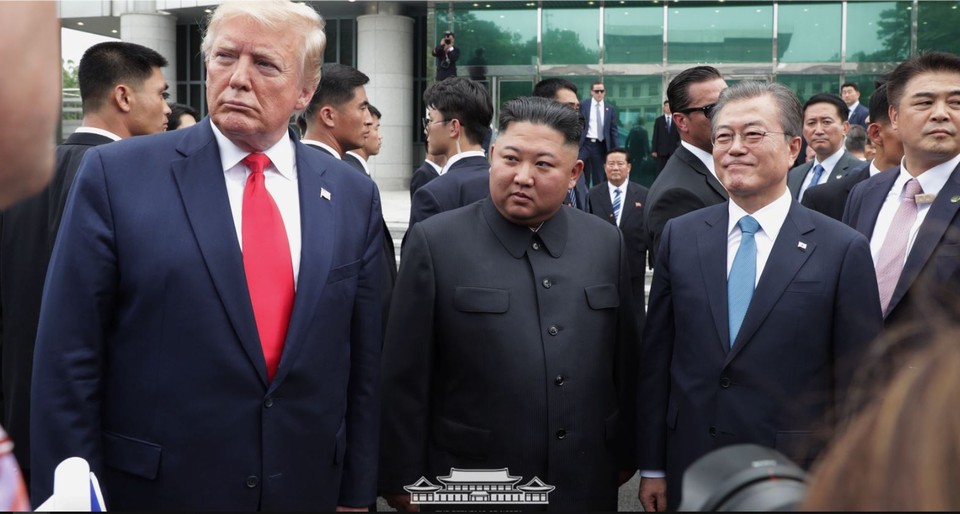 문재인 대통령, 김정은 북한 노동당 총비서, 도널드 트럼프 미국대통령이 2019년 6월 판문점 공동경비구역 자유의 집 앞에서 회동하고 있다. ⓒ청와대