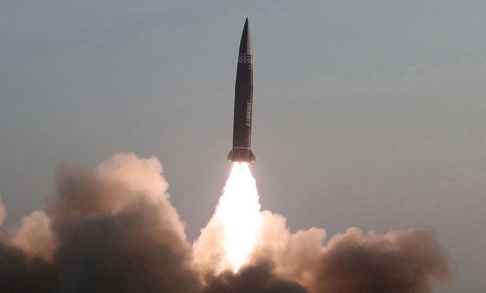 ​북한은 3월25일 신형전술유도탄이라고 명명한 단거리 탄도미사일을 발사했다. ⒸSBS TV​
