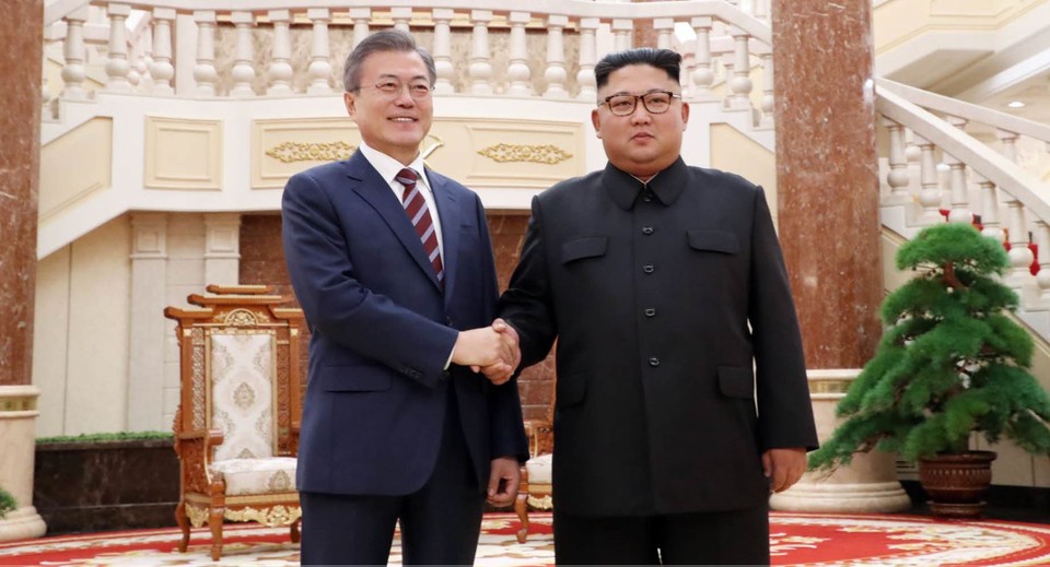 문재인 대통령(왼쪽)과 김정은 북한 노동당 총비서가 2018년 9월 평양에서 정상회담을 갖고 악수를 하고 있다. Ⓒ 청와대
